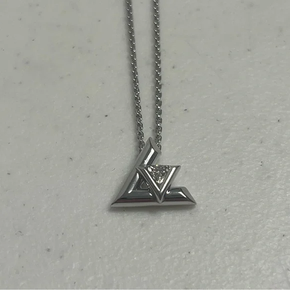 $3,550 Louis Vuitton LV Volt One Small Pendant 18-K White Gold Diamond Necklace - Picture 4 of 11